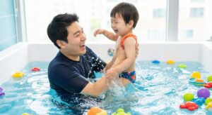 이미지 3 - 아빠와 아이가 함께 즐겁게 물놀이를 하며 교감하는 모습