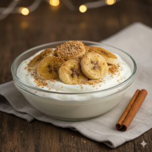 이미지 3 - 따뜻하게 구운 바나나와 호두 가루가 뿌려진 요거트 컵의 클로즈업 샷