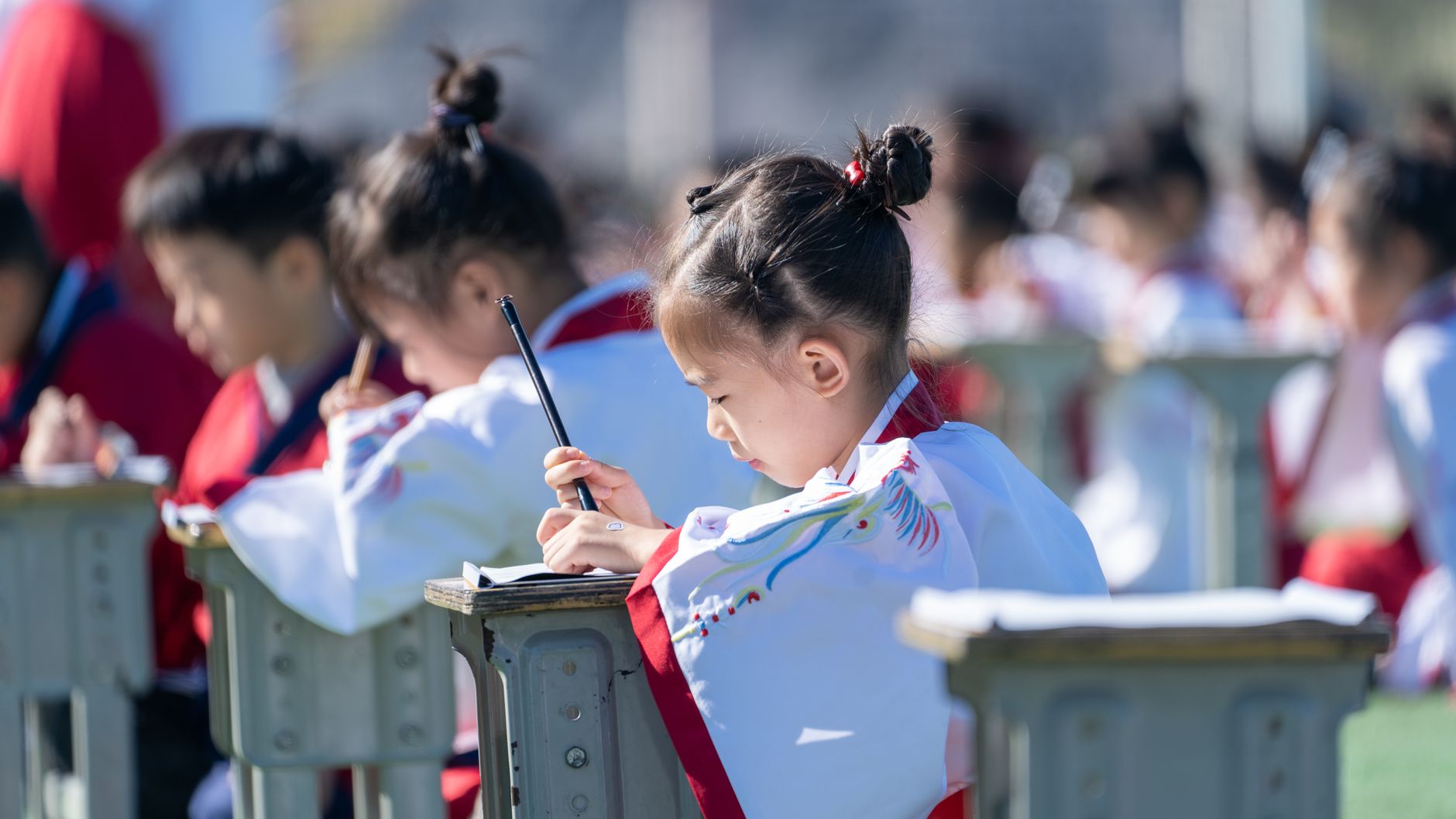 방학 중 아이 경제 교육, 용돈 기입장 쓰기가 왜 필수일까? (현실적인 실천 가이드) 1 용돈 기입장을 작성하는 아이의 모습