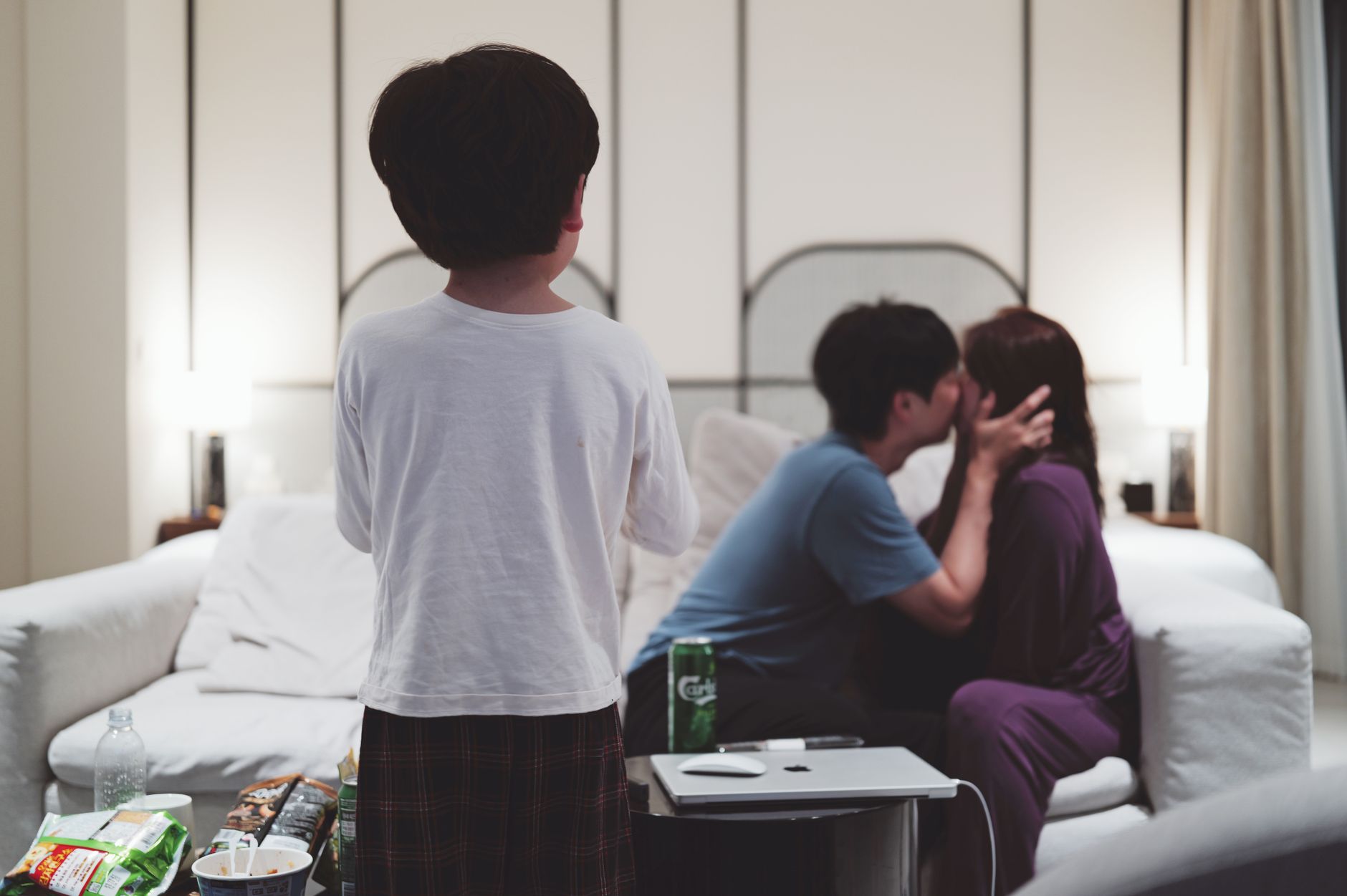 배달 앱 멤버십 구독료 인상을 고민하는 부모의 모습