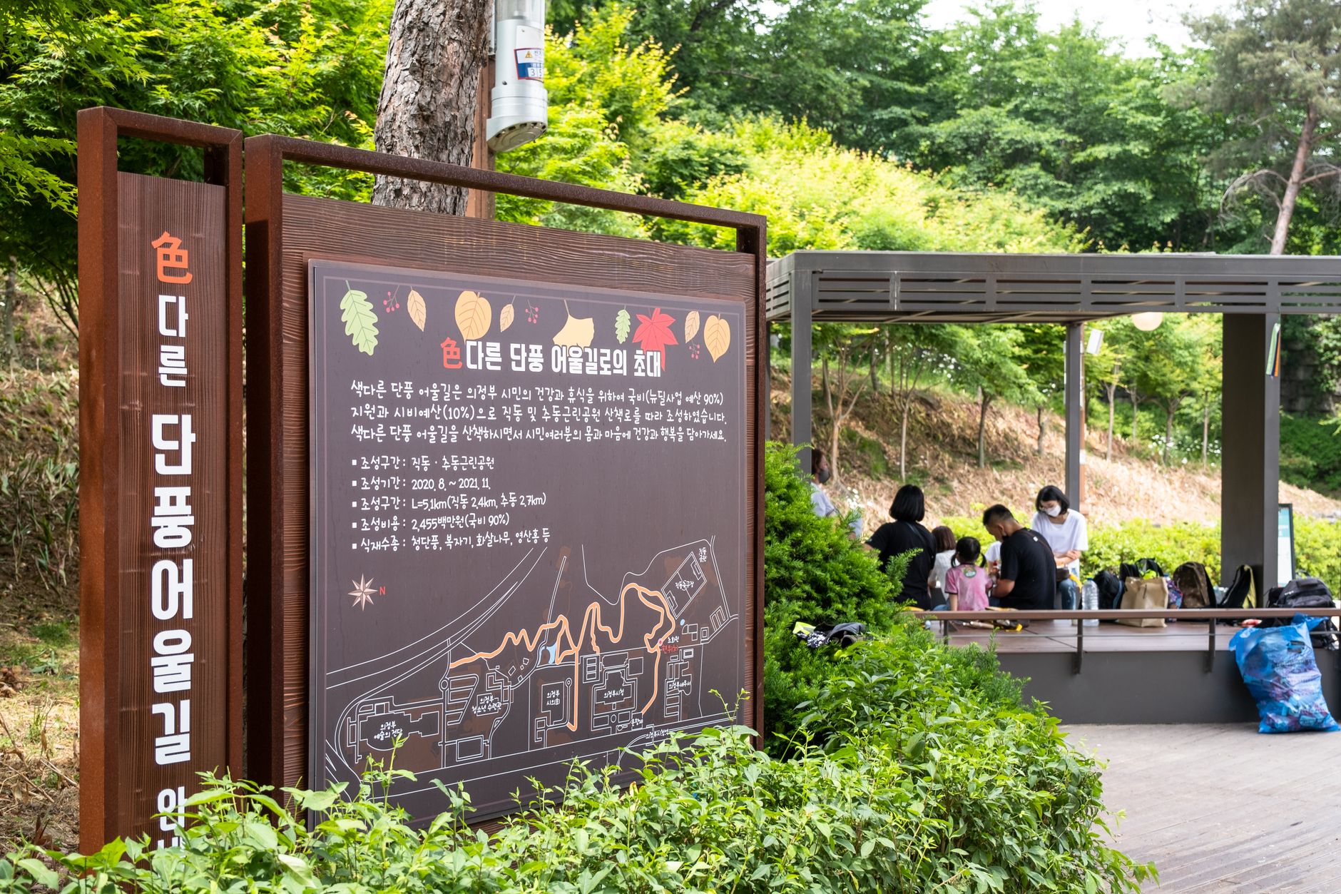 초등 저학년 여름방학, 아이 스스로 공부하게 만드는 현실적인 루틴 설계법 1 부모와 아이가 함께 방학 계획표를 확인하는 모습