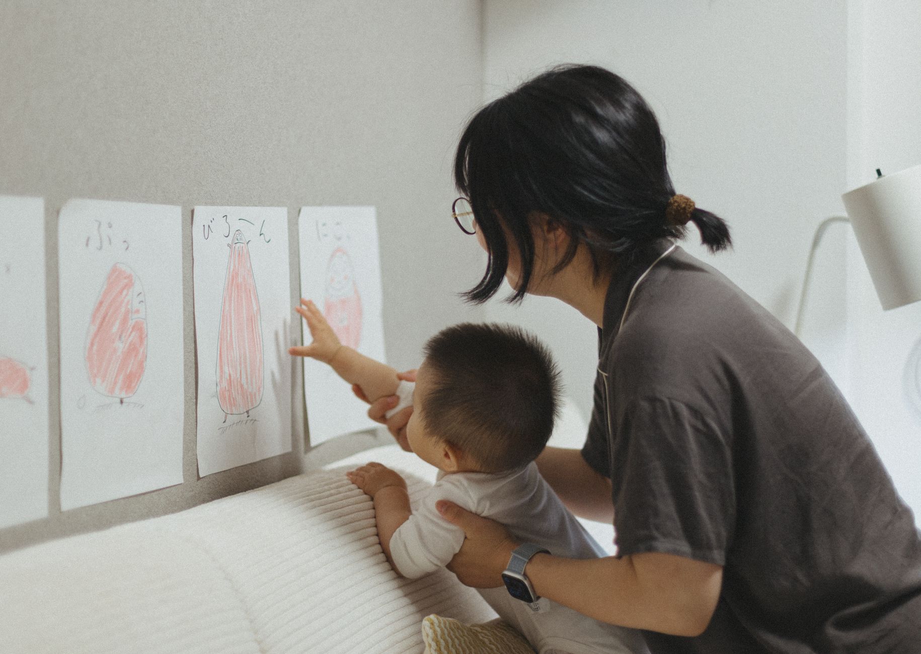 아이 자존감 높이는 칭찬법, 3040 부모가 꼭 알아야 할 5가지 심리학 원칙 1 집중해서 그림을 그리는 아이를 지켜보는 부모