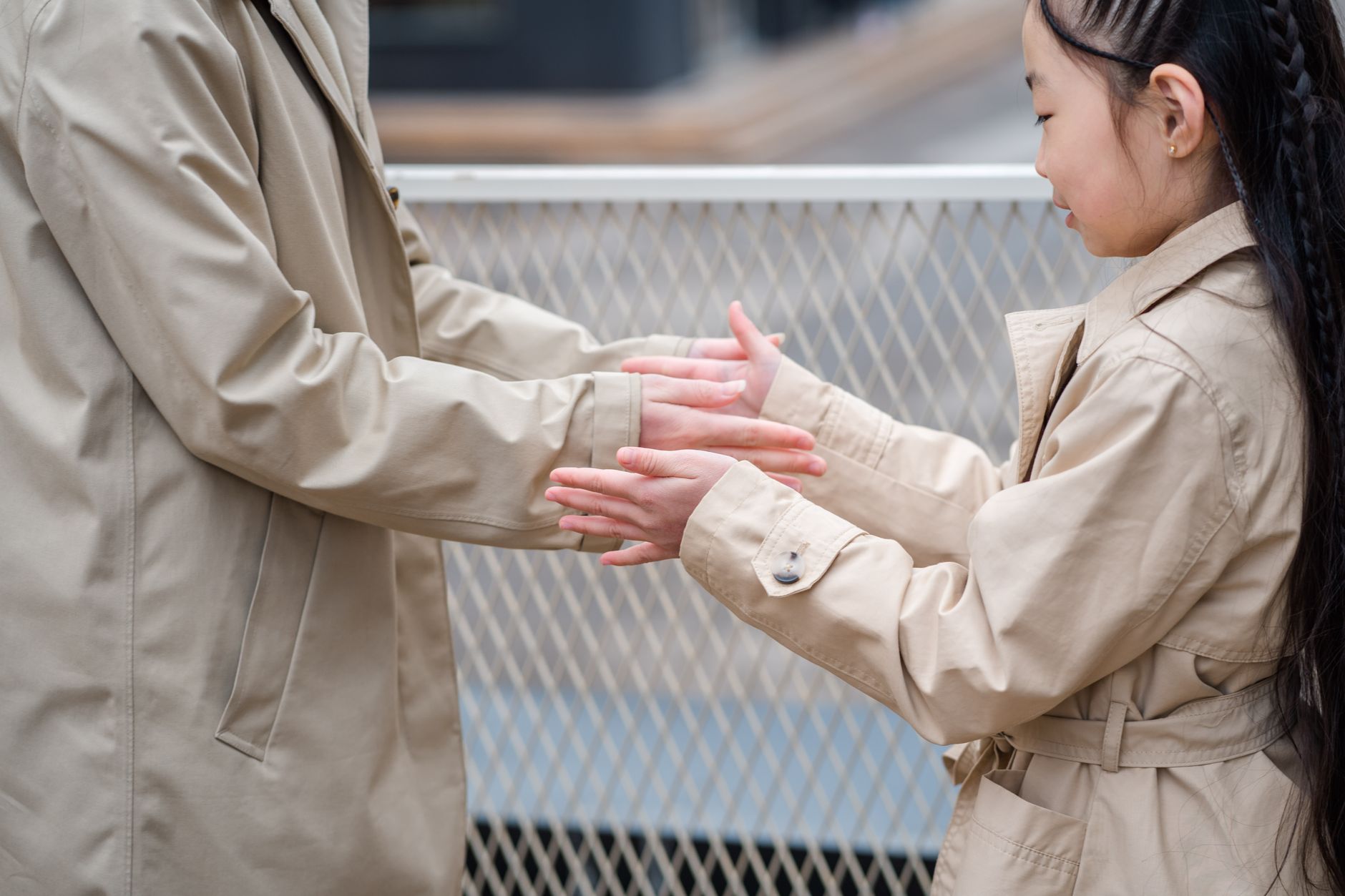 2026년 아이 옷, 왜 '콰이어트 럭셔리'가 대세일까? 3040 부모를 위한 스타일링 가이드 2 로고 없이도 고급스러운 아이의 클래식 트렌치코트 코디