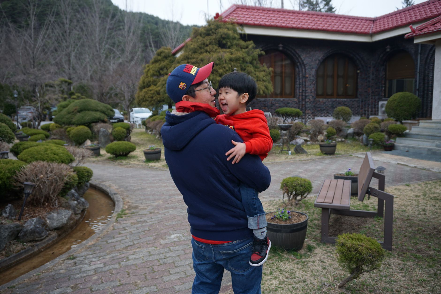 야간 조명이 아름답게 빛나는 공원을 산책하는 가족