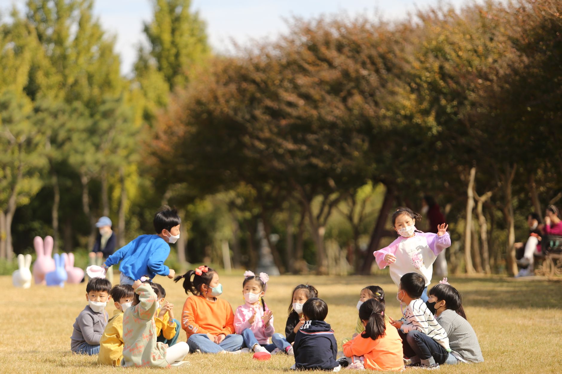 공원에서 공놀이를 하는 아이