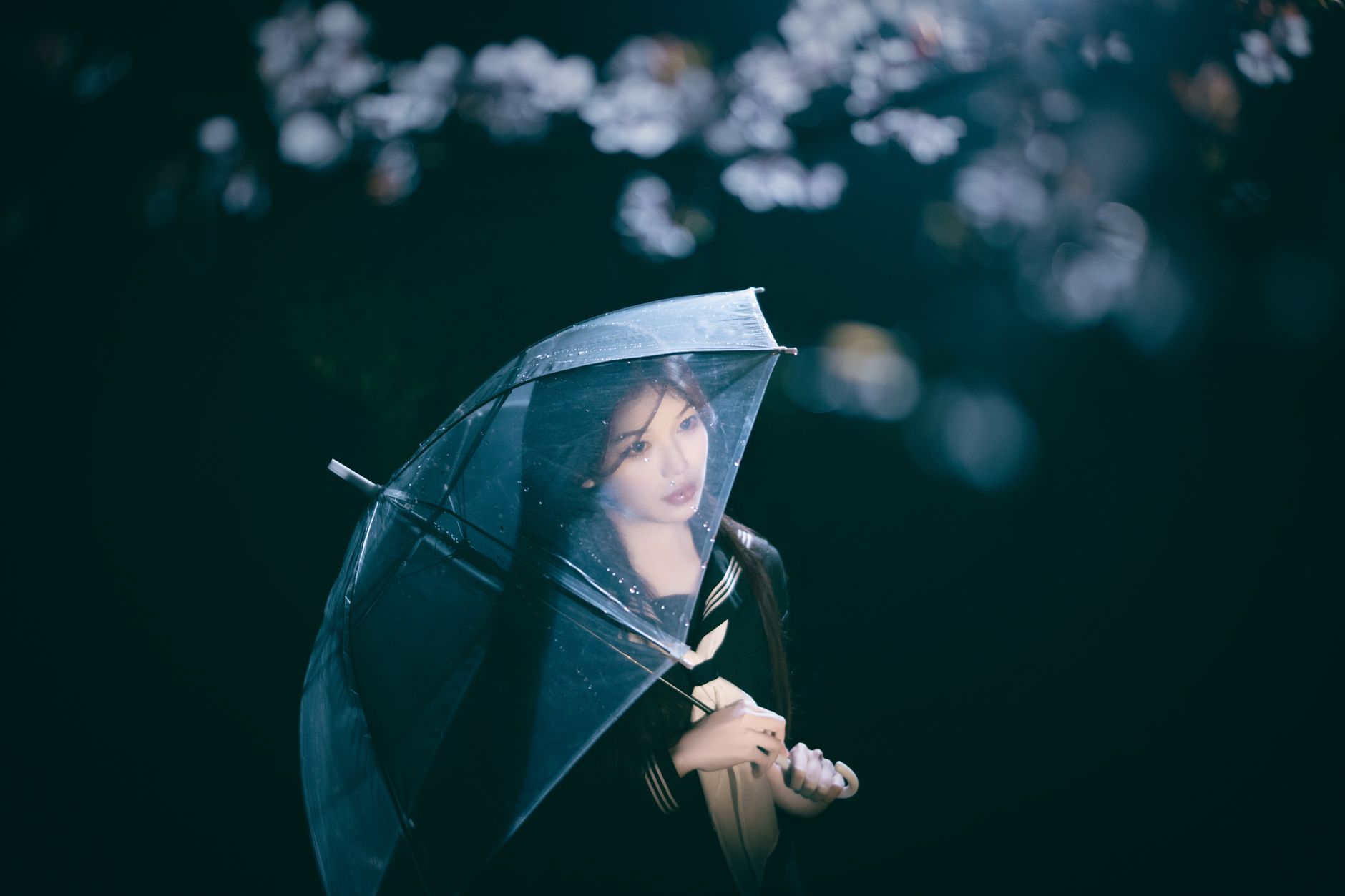 AI 도구를 사용하여 사진 속 배경의 불필요한 인물을 지우는 과정