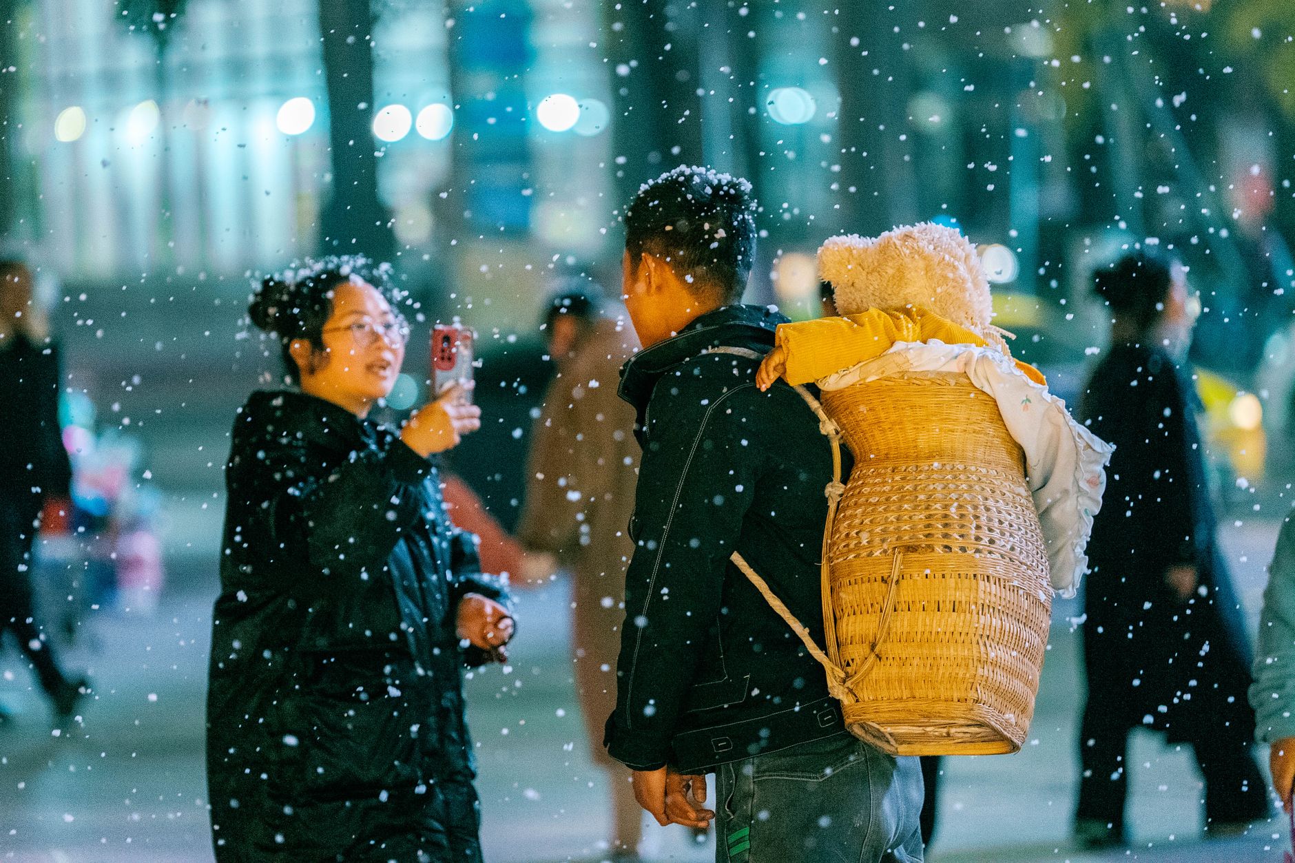 장바구니를 들고 시장에 간 아이와 부모