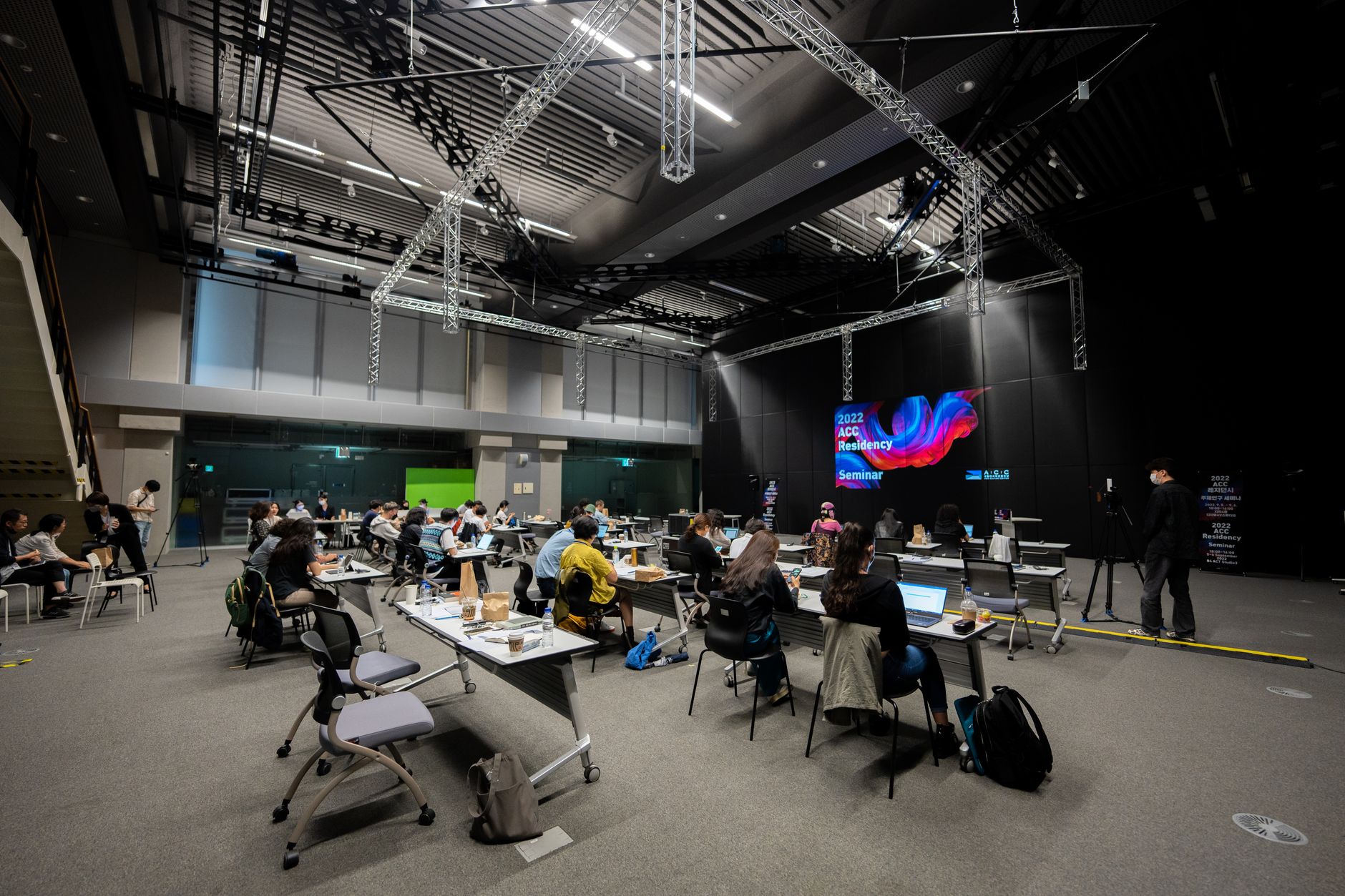 2026년 하반기, 부모라면 꼭 알아야 할 교육용 AI 앱 트렌드 4가지 3 메타버스 환경에서 협업 학습을 진행하는 가상 교실