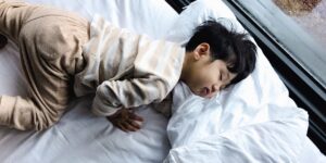스마트폰과 가계부를 보며 배달 앱 구독을 고민하는 3040 부모의 일상