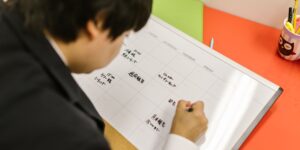 초등 저학년의 자기 주도 학습을 돕는 깔끔한 책상과 플래너 모습