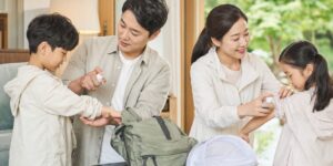 여름 야외활동 전 모기 기피제를 준비하는 한국 가족
