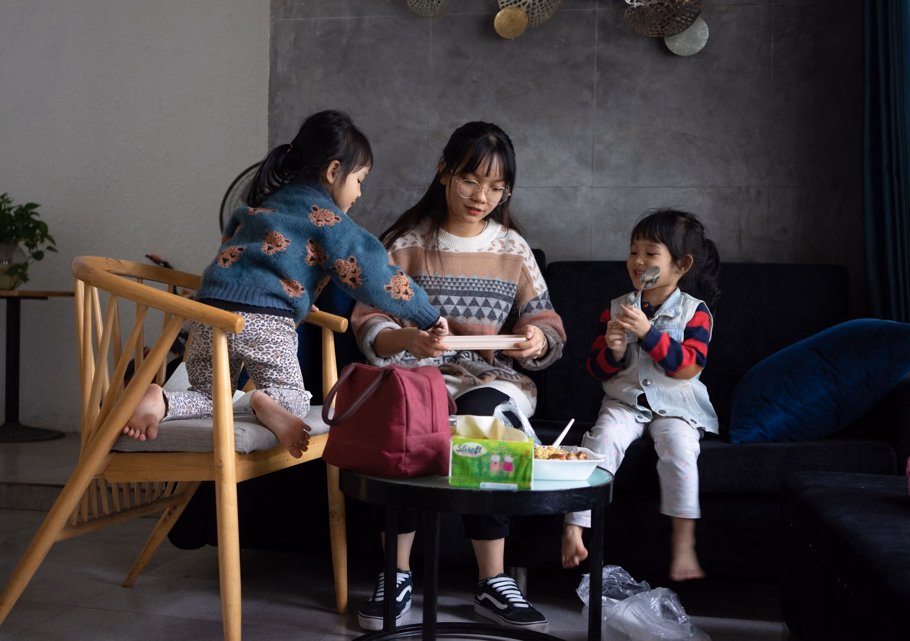아이와 함께 다회용기를 사용하여 도시락을 준비하는 모습