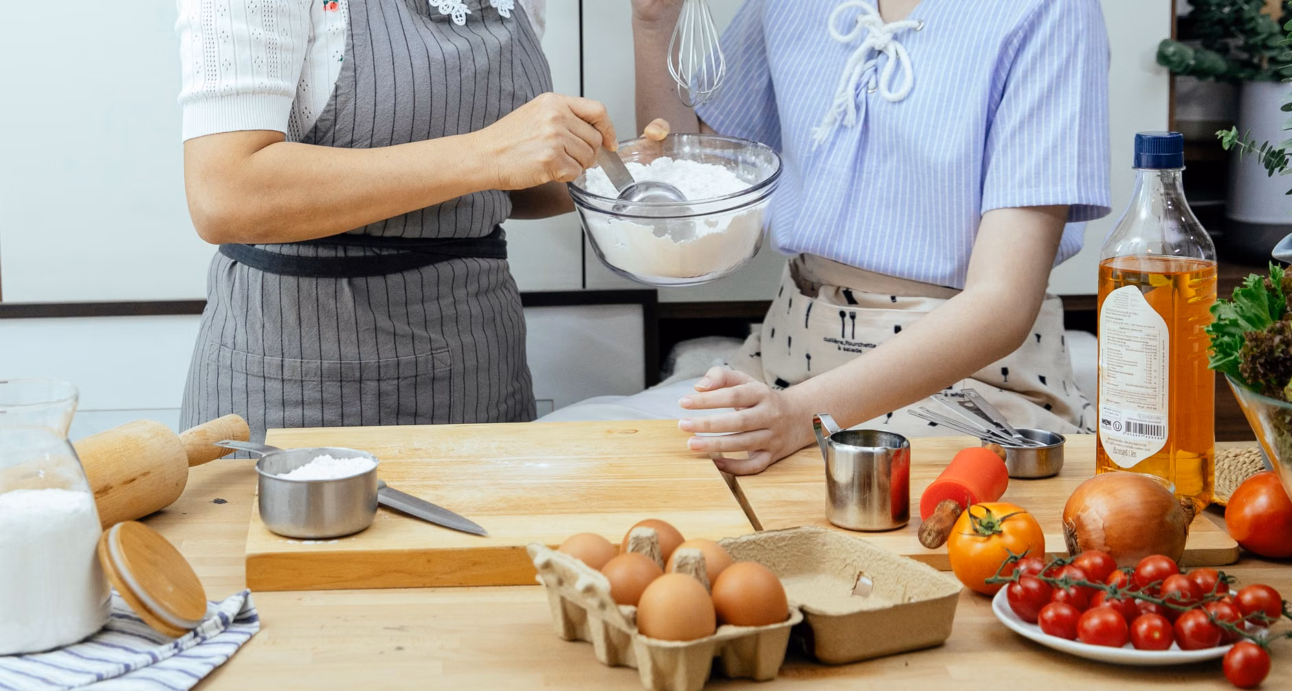 주말마다 아이와 함께? 자립심 키우는 '스스로 요리' 5단계 프로젝트 2 계량컵을 사용하여 요리 재료를 준비하는 아이