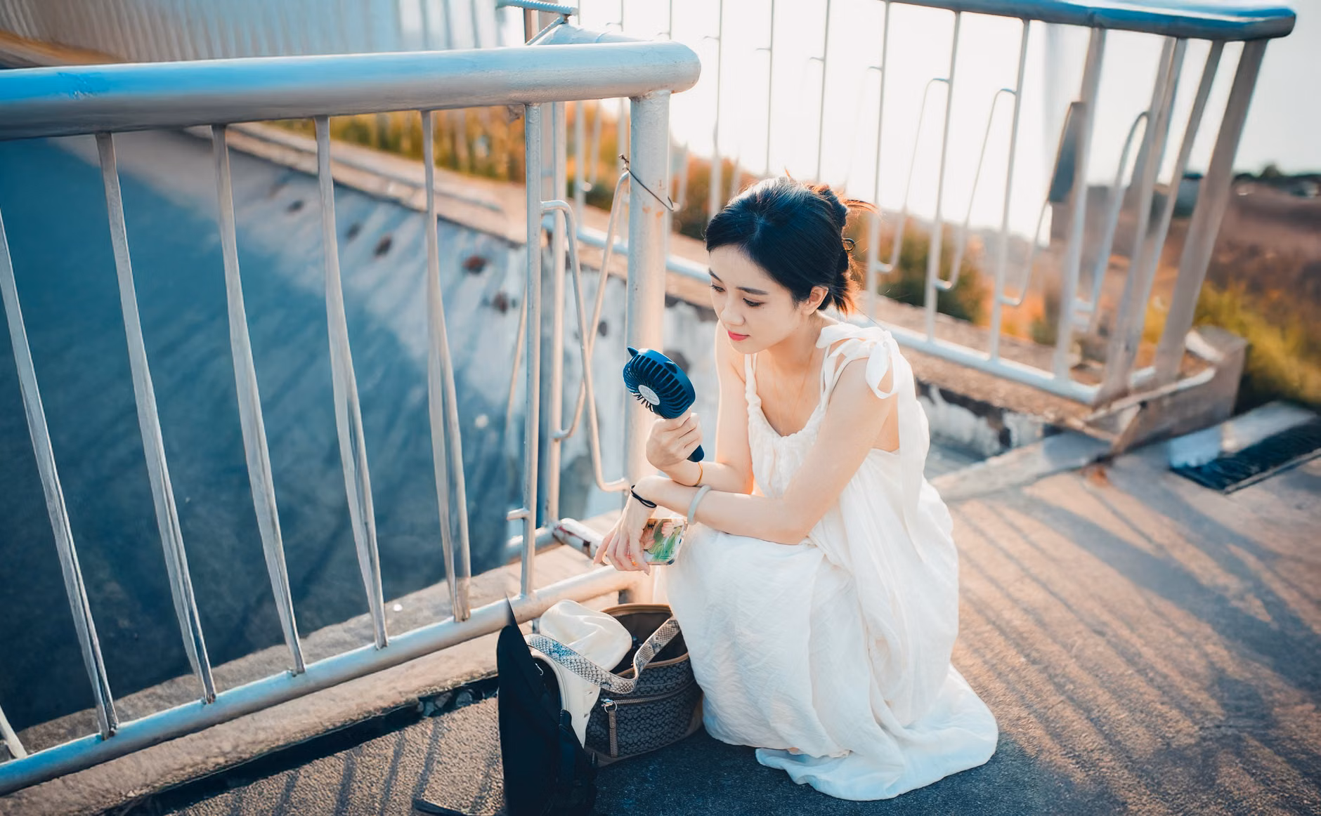 폭염주의보 떴을 때 아이와 갈만한 곳? 지자체 어린이 폭염 쉼터 찾는 법 3 여름철 폭염 대비를 상징하는 시원한 물과 휴대용 선풍기