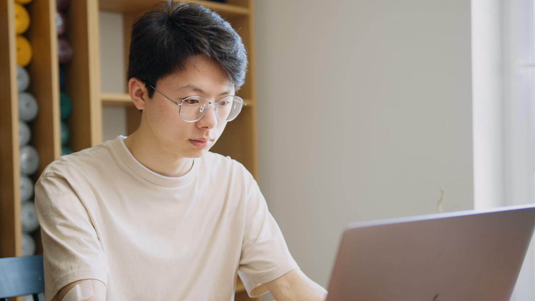 커리어 성장을 위해 노트북으로 학습에 집중하는 모습
