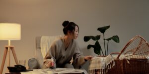 아늑한 조명과 백색 소음기가 있는 영유아 침실의 모습
