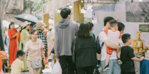 아이와 함께 전통시장을 즐기는 가족의 모습