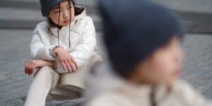 자연스러운 분위기 속에서 로컬 감성 옷을 입고 뛰노는 아이의 모습