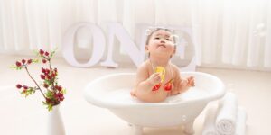 여름철 아이 피부 관리를 위한 천연 입욕제 재료들이 놓인 욕실 풍경