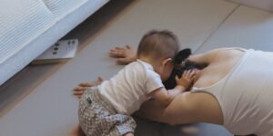육아 퇴근 후 거실에서 스트레칭을 준비하는 평온한 모습