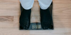 거실 바닥에 놓인 깔끔한 스마트 체중계