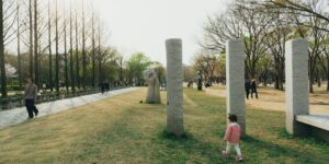 아이와 함께 공원에서 제로 웨이스트 산책을 즐기는 모습