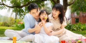 따뜻한 햇살 아래 아이와 교감하는 부모의 모습