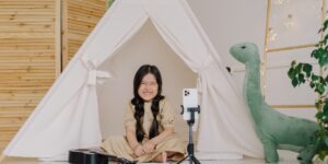 스마트폰 삼각대를 활용해 아이의 일상을 촬영하는 거실 모습