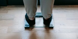 거실 바닥에 놓인 깔끔한 디자인의 스마트 체중계