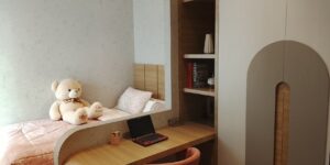 따뜻한 햇살이 비치는 친환경 소재로 꾸며진 아이 방의 모습