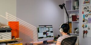 깔끔하게 정리된 책상에서 자기계발을 준비하는 부모의 모습
