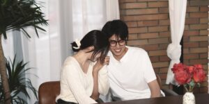 아이의 성장을 지켜보는 따뜻한 시선과 과정을 응원하는 부모의 모습