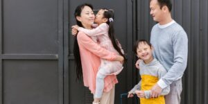 가족 여행을 즐기는 행복한 가족의 모습