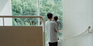 아이와 함께 이색 박물관을 관람하는 부모와 아이