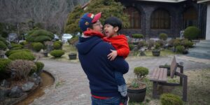 가족 여행을 계획하며 스마트폰으로 정보를 확인하는 모습