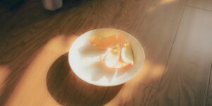 거실 바닥에 놓인 스마트 체중계와 따스한 햇살