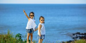 2026년 친환경 키즈 라이프스타일 트렌드를 상징하는 자연 속 부모와 아이