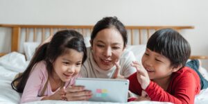 부모와 아이가 함께 태블릿으로 디지털 아트를 즐기는 모습