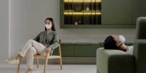 스마트폰으로 가전을 제어하는 현대적인 거실 모습