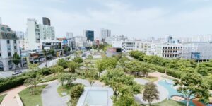 도심 속 푸르른 마을 정원의 전경