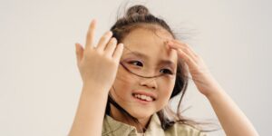 2026년 지속 가능한 키즈 뷰티 트렌드를 상징하는 친환경 제품 이미지