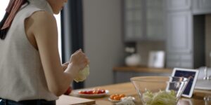 스마트폰과 신선한 식재료가 놓인 깔끔한 주방