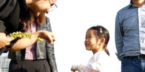 아이와 눈을 맞추며 대화하는 부모의 모습