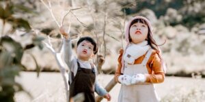 가을 공원에서 레이어드룩을 입고 즐겁게 노는 아이의 모습