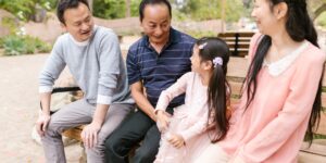 따뜻한 햇살 아래 아이와 대화를 나누는 부모의 모습
