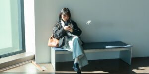 스마트폰으로 바우처 잔액을 확인하는 따뜻한 분위기의 데스크 공간