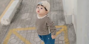 2026년 가을 환절기, 아이를 위한 감기 예방 레이어드 코디를 입은 아이