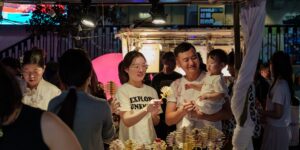 2026년 하반기 키즈 팝업 스토어를 즐기는 부모와 아이의 모습