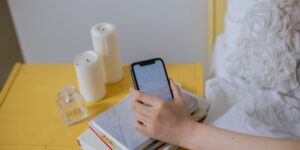 스마트폰 스크린 타임 설정을 고민하는 부모를 위한 디지털 육아 가이드 이미지
