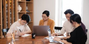 노트북으로 작업을 하는 40대 직장인의 모습